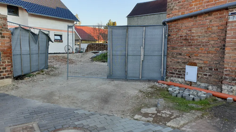 Schiebetor an der Schräge - vorher