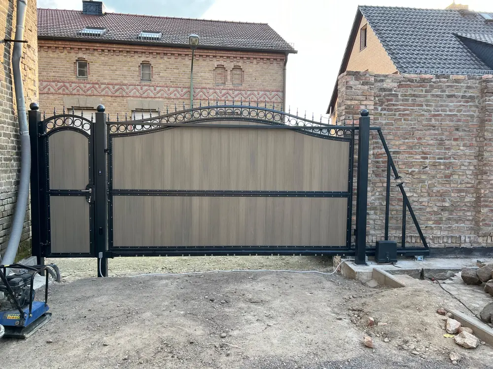 WPC-Zaun mit Bogentor - nachher