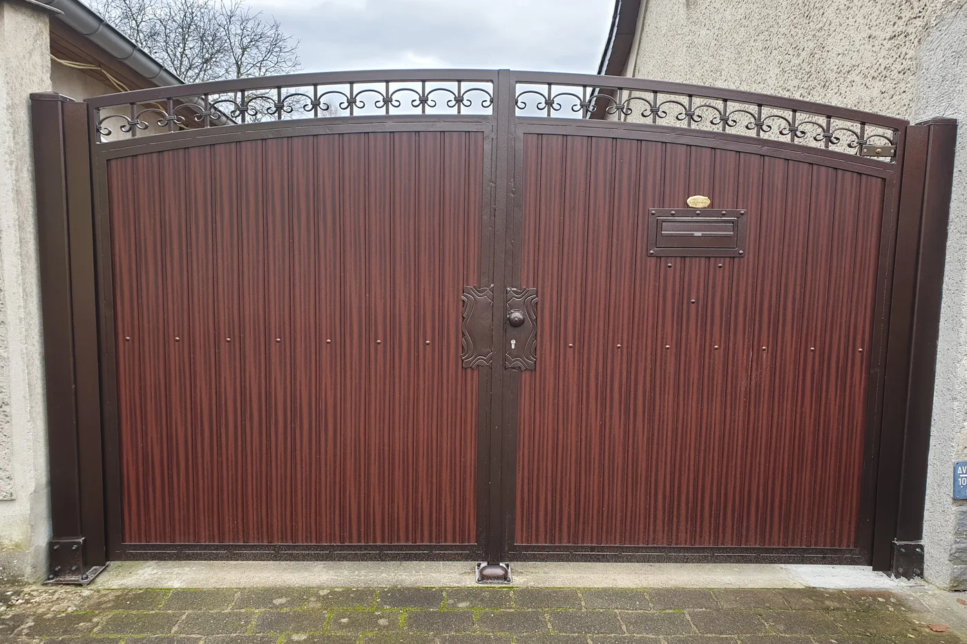 Zweiflügeliges Aluminiumtor an einer Grundstückseinfahrt